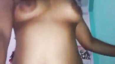 पति के लंड की सवारी कर उसे नींद से जगाती मल्लू बीवी