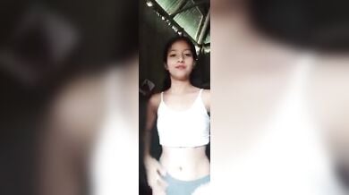 19 साल की शादीशुदा गर्लफ्रेंड ने एक्स बॉयफ्रेंड की याद में की चूत में उंगली