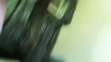 कपड़े बदल बदलकर पति का लिंग चूसती साउथ इंडियन बीवी