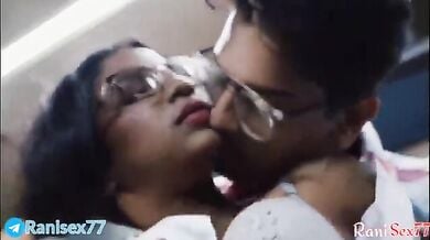 चश्मिश कॉलेज की छात्रा सुहानी की चलती बस में हुई चुदाई