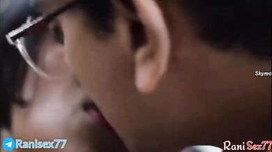 चश्मिश कॉलेज की छात्रा सुहानी की चलती बस में हुई चुदाई