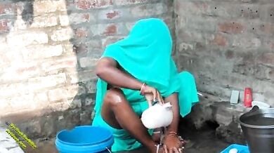 देहाती औरत को नहाते हुए देखने का मजा लीजिए