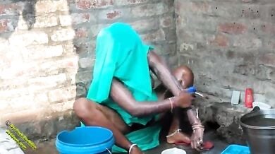 देहाती औरत को नहाते हुए देखने का मजा लीजिए