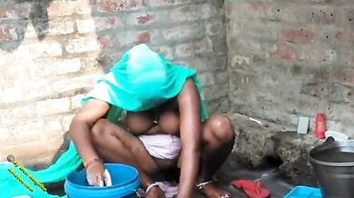 देहाती औरत को नहाते हुए देखने का मजा लीजिए