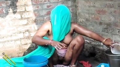 देहाती औरत को नहाते हुए देखने का मजा लीजिए