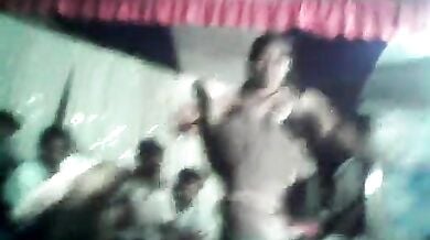 चूत और बूब्स खोलकर पब्लिक के सामने स्टेज पर नाचती नंगी नचनिया