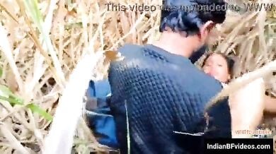 गन्ने के खेत में साड़ी वाली देहाती औरत की बुर में घुसाया लंड का गन्ना