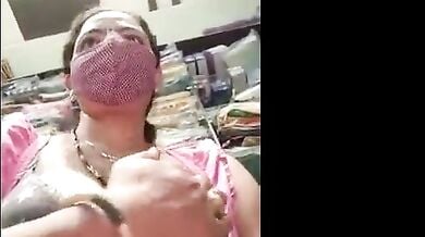 कपड़े के दुकान में काम करती सेल्स वूमेन ने बनाया अपना नंगा वीडियो