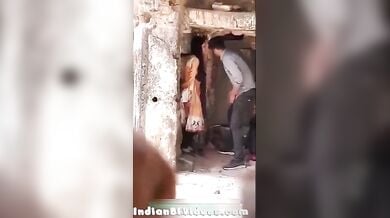 देसी गर्ल ने चुदवाया बॉयफ्रेंड से खंडर के अन्दर