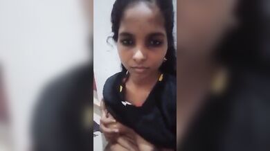 तमिल लड़की ने बनाया अपने बूब्स दबाने का सेल्फी वीडियो