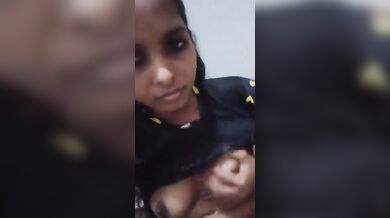 तमिल लड़की ने बनाया अपने बूब्स दबाने का सेल्फी वीडियो