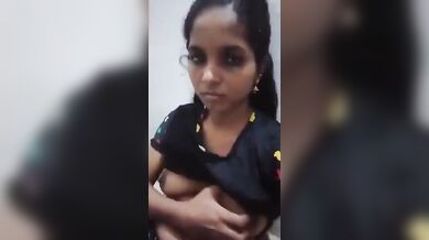 तमिल लड़की ने बनाया अपने बूब्स दबाने का सेल्फी वीडियो