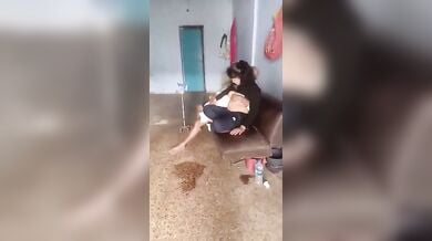 बूढ़े अंकल ने जवान रंडी गर्ल के बूब्स चूस के लंड चटाया