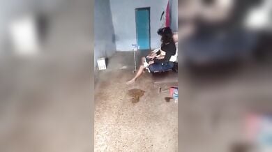 बूढ़े अंकल ने जवान रंडी गर्ल के बूब्स चूस के लंड चटाया