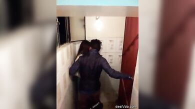 हाउस पार्टी के दौरान ड्रंक लवर्स ने किया टॉयलेट में सेक्स