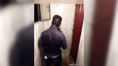 हाउस पार्टी के दौरान ड्रंक लवर्स ने किया टॉयलेट में सेक्स