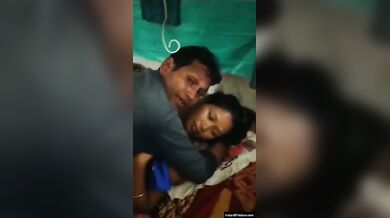 सेक्सी आसामी रंडी को देसी लड़का चोद रहा है