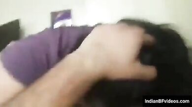 चुबी गर्लफ्रेंड ने बूब्स दिखाकर दिया ब्लोजॉब, निकली बॉयफ्रेंड की कराहें