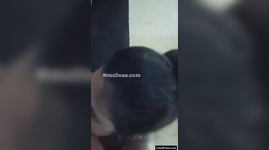 क्यूट सेक्सी लड़की अपने बॉयफ्रेंड को ब्लोजॉब दे रही है