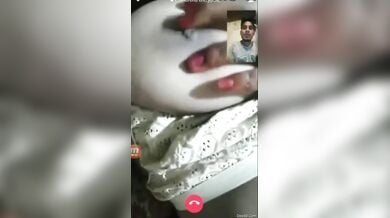 वीडियो कॉल पर लड़की ने बॉयफ्रेंड को दिखाए बड़े बड़े बूब्स