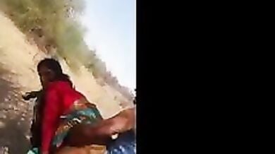 खुले में चोदा चोदी करते तरह-तरह के 5 देसी जोड़ें