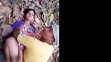 खुले में चोदा चोदी करते तरह-तरह के 5 देसी जोड़ें