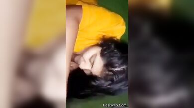 सिर्फ पिला टॉप पहनी घने बालों वाली गर्लफ्रेंड ने दिया ब्लोजॉब