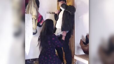 डिलीवरी ब्वॉय से पार्सल लेकर टिप के रूप में लड़की ने चुसा उसका लंड