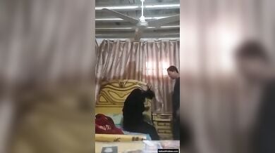 पाकिस्तानी भाभी अपने ड्राइवर से मजे करती हुई