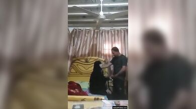 पाकिस्तानी भाभी अपने ड्राइवर से मजे करती हुई