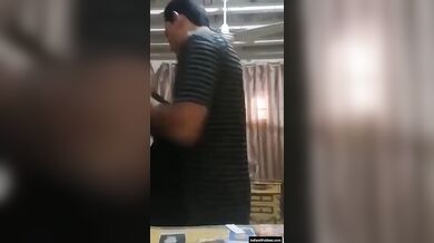 पाकिस्तानी भाभी अपने ड्राइवर से मजे करती हुई