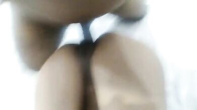 होटल के आराम दाई सफेद बिस्तर पर दुबली पतली गर्लफ्रेंड की घनघोर चुदाई