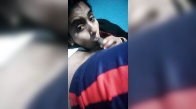 टीवी देखते हुए भाभी ने लंड चूसा देवर जी का