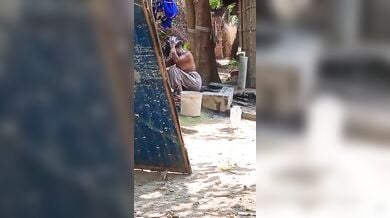 नंगी नहाती हुई चाची का वीडियो बनाया