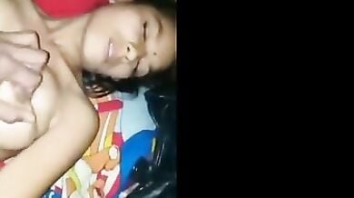 एक आंटी ने दिखाएं अपने थन तो दो हाउसवाइफ ने चुदाई अपनी चूत