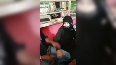 केरल की हिजाब गर्ल लंड सहला के गोदी में बैठी
