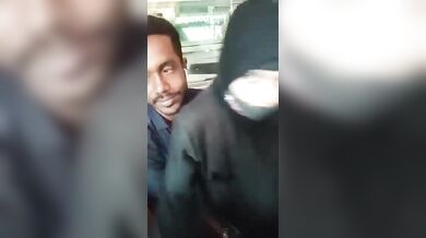 केरल की हिजाब गर्ल लंड सहला के गोदी में बैठी