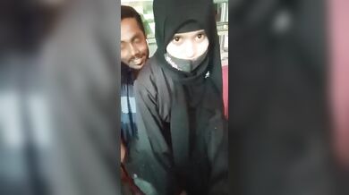 केरल की हिजाब गर्ल लंड सहला के गोदी में बैठी