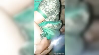 पति के सामने देवर के लंड पर हंसते खेलते हुए गांड पटकती बेशर्म भाभी