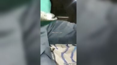 पति के सामने देवर के लंड पर हंसते खेलते हुए गांड पटकती बेशर्म भाभी