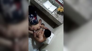 संडास में कुतिया के जैसे चुदती सेक्सी गर्लफ्रेंड का ब्लू फिल्म