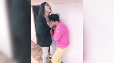इंडियन लैसबियन लड़कियों ने मौका मिलते ही खड़े-खड़े किया रोमांस