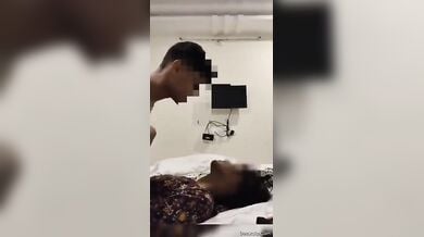 ओयो होटल में दोनों पांव ऊपर उठाकर चुदती मल्लू गर्लफ्रेंड