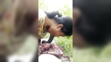 हरे भरे खेत में प्रेमी का लंबा लंड चुसती देहाती प्रेमिका