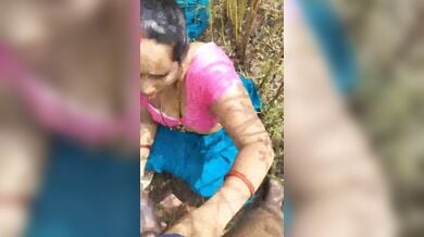 खेत में चुदाई के लिए आंटी ने लड़के के लोड़े पर पहनाया कंडोम