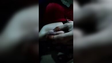 लाल ब्रा वाली पठानी भाभी बूब्स और चुत का प्रदर्शन करती हुई