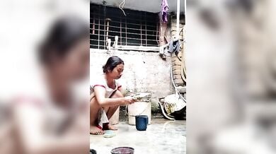 गाँव की लड़की ने नहाते हुए सेक्सी बूब्स दिखाये बॉयफ्रेंड को