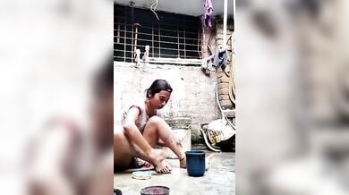 गाँव की लड़की ने नहाते हुए सेक्सी बूब्स दिखाये बॉयफ्रेंड को