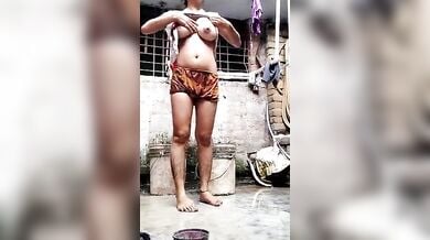 गाँव की लड़की ने नहाते हुए सेक्सी बूब्स दिखाये बॉयफ्रेंड को