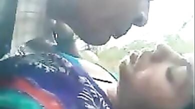 साड़ी वाली आंटी की काली चिकनी चूत खुले में चोदी